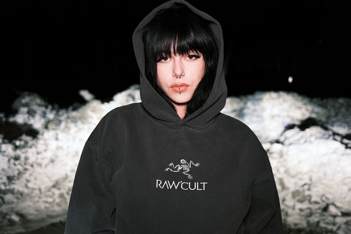 Sudadera con capucha RAW CULT | Remains Heavyweight - Negro Pigmento