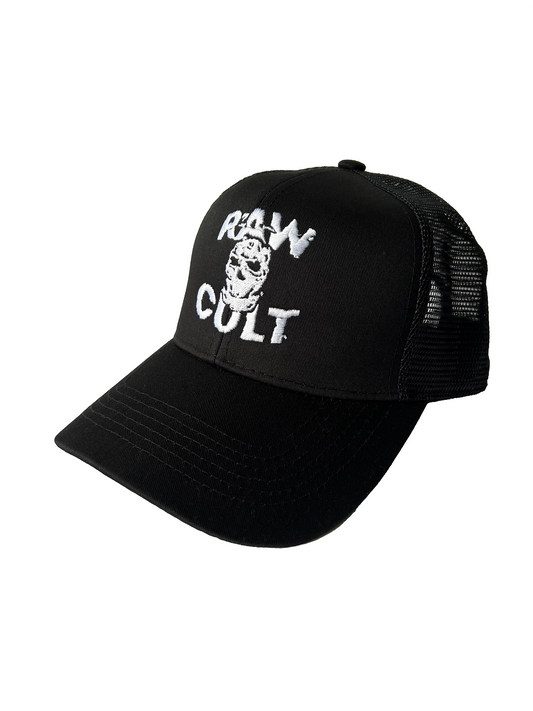 RAW CULT | Gorra de camionero con máscara bordada CULT - Blanco sobre negro
