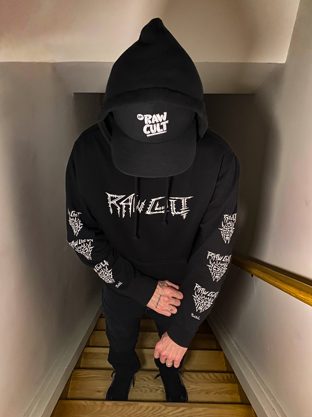 RAW CULT | Sudadera terrestre RAW CULT (negra) | Ilustración de Away